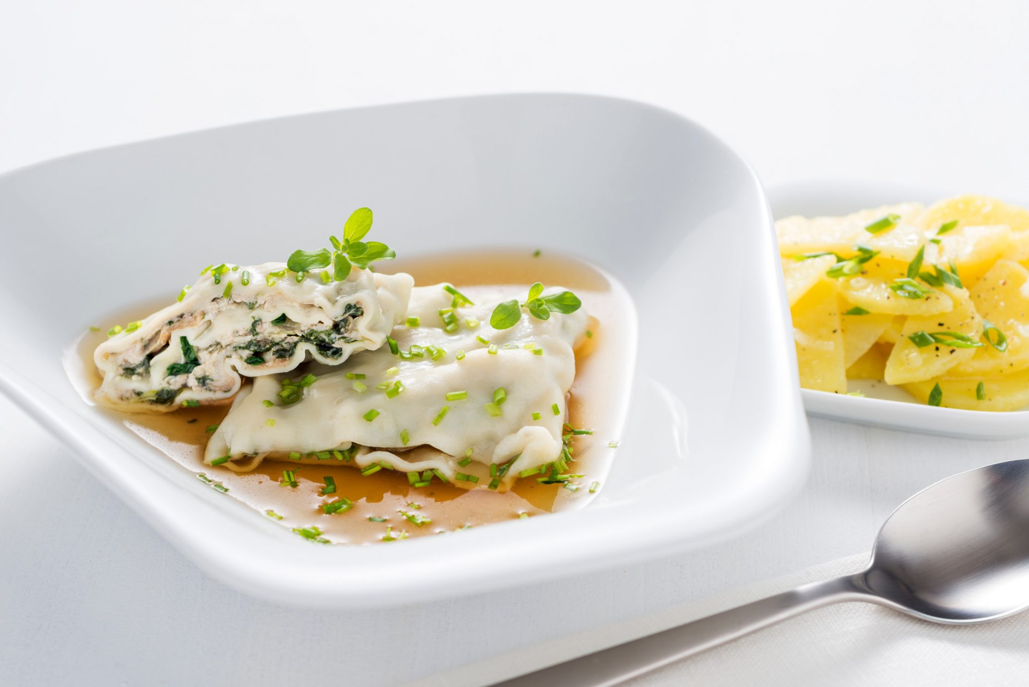 Maultaschen in der Brühe mit Kartoffelsalat