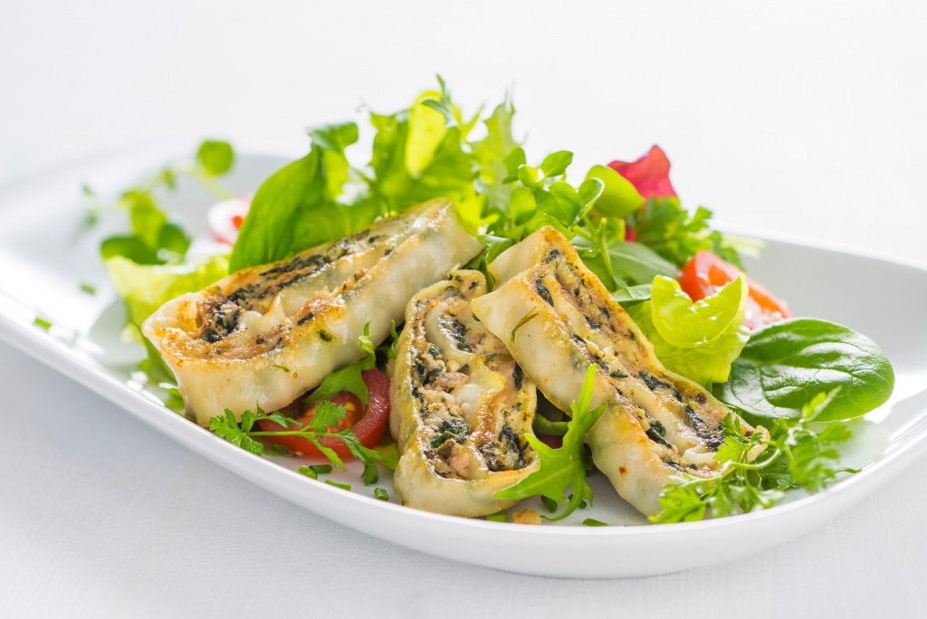 Gebratene Maultaschen-Streifen auf buntem Salattteller