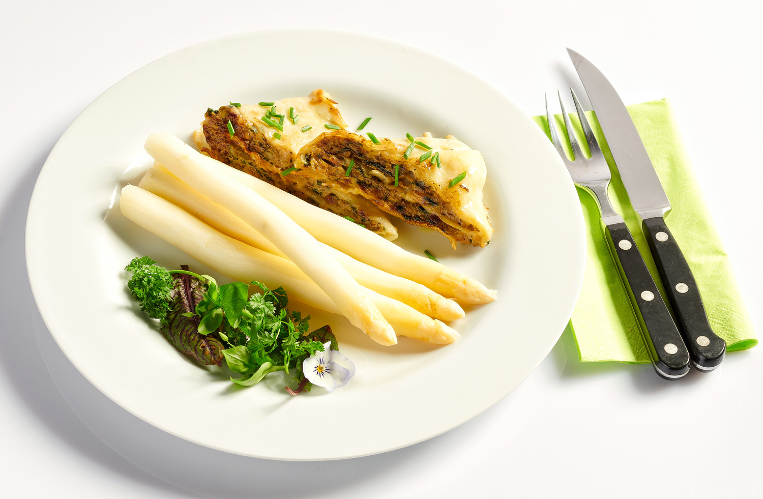 Maultaschen mit weißem Spargel