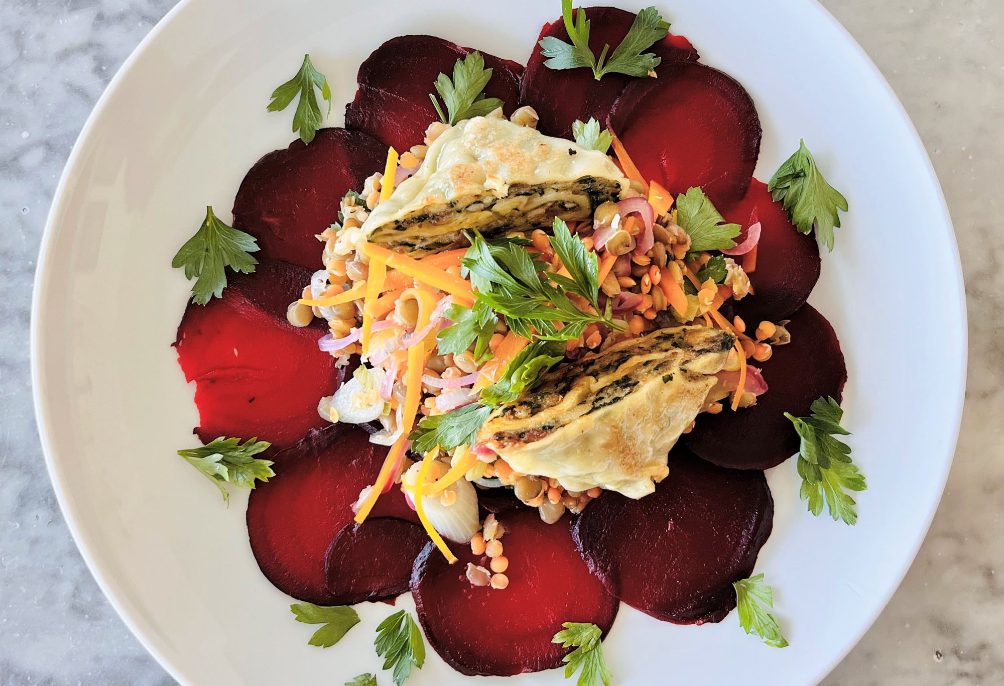 Maultaschen mit buntem Linsensalat auf Rote-Bete-Carpaccio