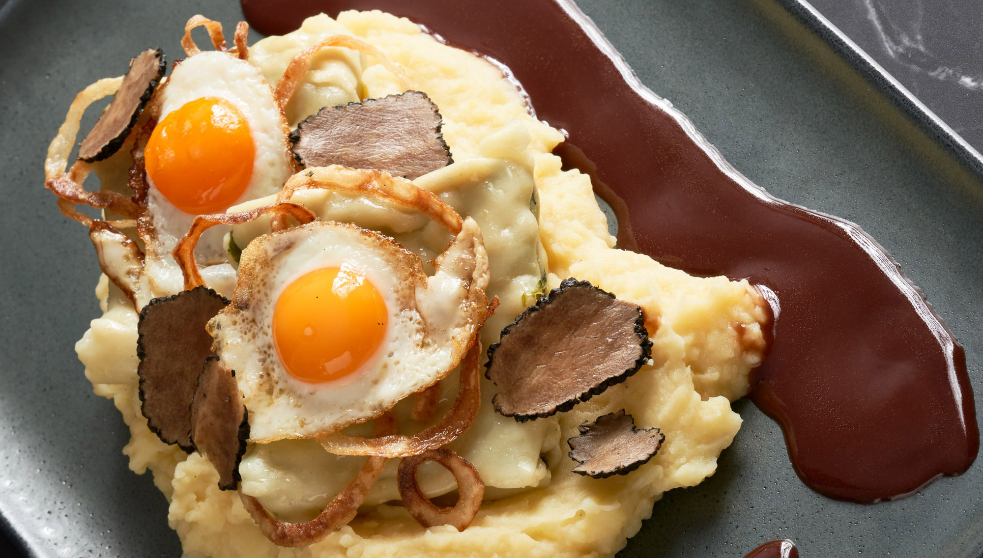 Maultaschen auf Kartoffelpüree mit weißen Trüffeln