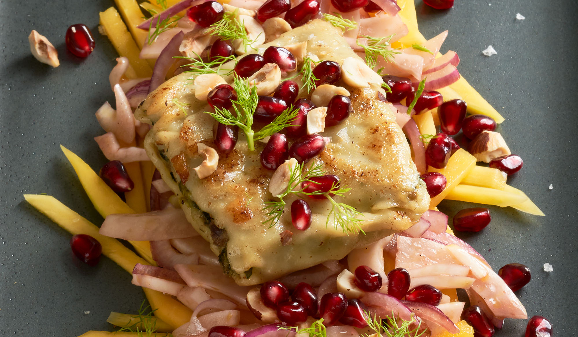 Maultaschen auf Mango-Fenchel-Salat