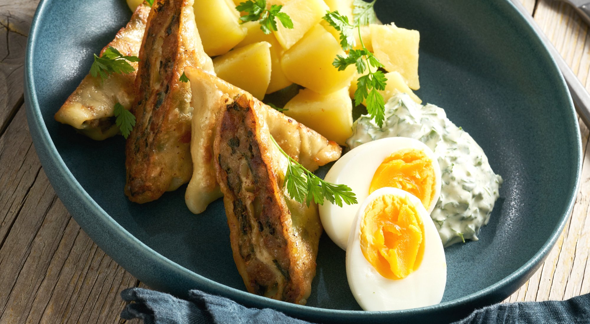 Maultaschen mit Frankfurter „Grie Soss“ und Salzkartoffeln